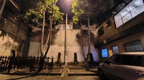 El barrio en el que está el hostal o un barrio cercano