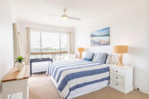 Ένα ή περισσότερα κρεβάτια σε δωμάτιο στο The Dunes 8,38 Marine Dr - complex pool, tennis court and Wi-Fi