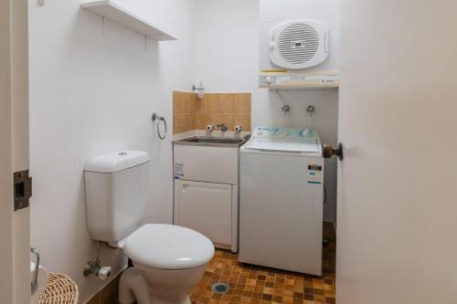 Ένα μπάνιο στο The Dunes 8,38 Marine Dr - complex pool, tennis court and Wi-Fi