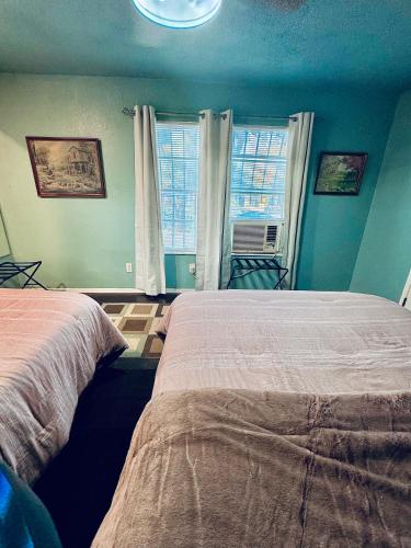 Ένα ή περισσότερα κρεβάτια σε δωμάτιο στο SanAnto Inn