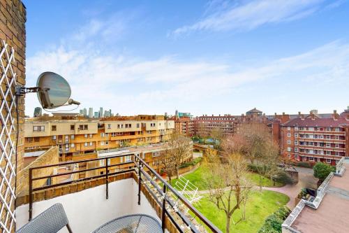 a balcony with a view of a city at Amazing location 1 BD flat on St Katharine's Docks in London