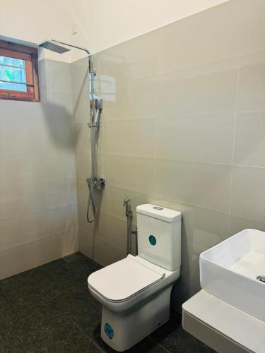 ディックウェラにあるHIRI Fortressのトイレと洗面台付きのバスルーム