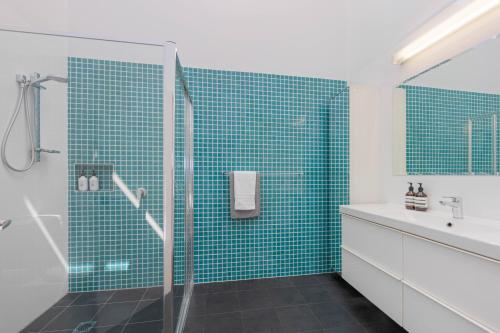 Laze at Lighthouse - family home with pool, heated pool Oct to Marにあるバスルーム