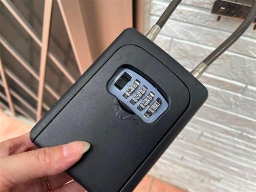 a person holding a remote control in their hand at 赤瓦のちいさなお家 in Tunugusuku