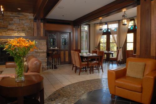 a living room filled with furniture and a dining room at Ermitage du Lac in Mont-Tremblant