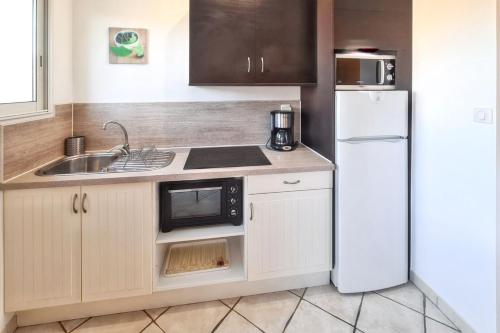 une cuisine avec un évier et un réfrigérateur dans l'établissement Studio charmant à Hyères avec barbecue - 22 m², à Hyères