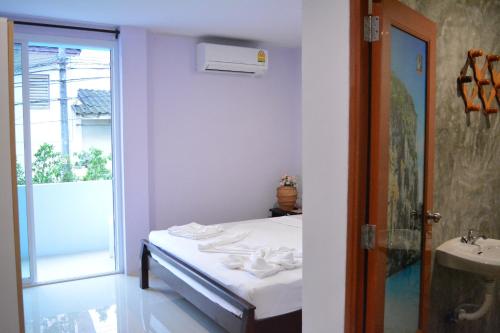 una camera con letto e un bagno con lavandino di zzeehouse ad Aonang Beach