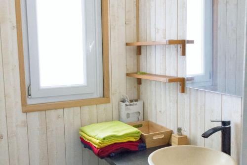 La salle de bains est pourvue d'un lavabo et d'une cabine à l'étage. dans l'établissement Appartement spacieux à Perpignan, à Perpignan