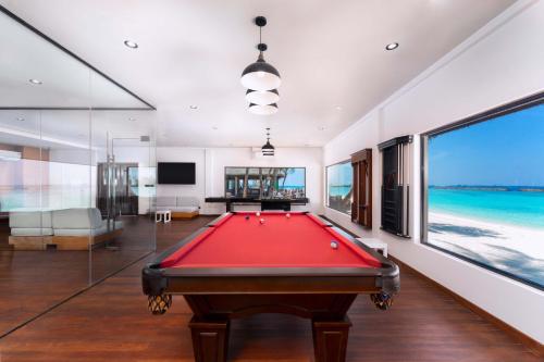 Mesa de billar en Veligandu Maldives Resort Island