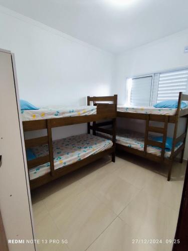 Postel nebo postele na pokoji v ubytování casa nova com ar condicionado e wi-fi ha 4 min do mar