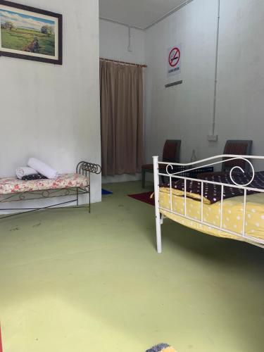 a room with two bunk beds in a room at One Mek Bilik Single in Kampong Jelutong