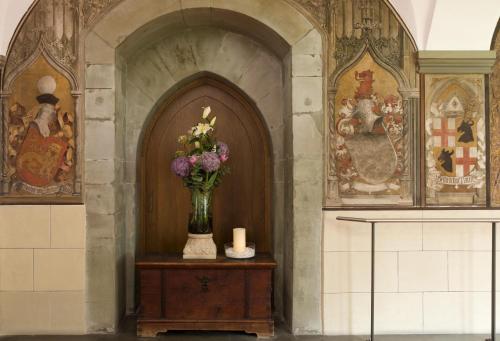 a vase of flowers on a table in a room at Steigenberger Inselhotel in Konstanz