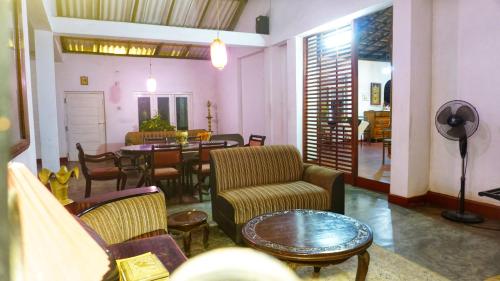 Ruang duduk di Habarana INN
