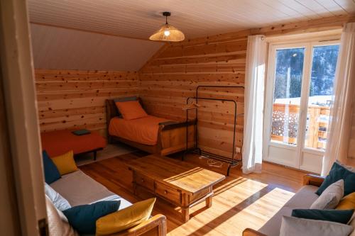 Χώρος καθιστικού στο Le Cru'Queyras vit! Élégant chalet lumineux 15pers - Aiguilles - Queyras