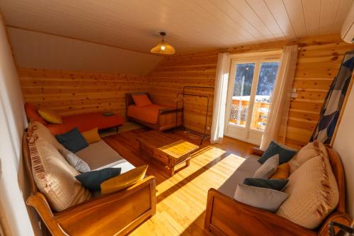 Χώρος καθιστικού στο Le Cru'Queyras vit! Élégant chalet lumineux 15pers - Aiguilles - Queyras