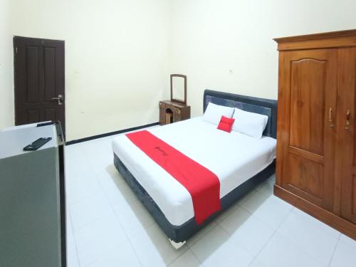 Giường trong phòng chung tại RedDoorz at Ratu Homestay Syariah Near Lippo Mall Banyuwangi