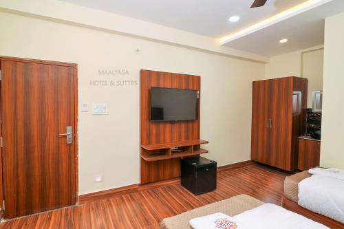 Μια τηλεόραση ή/και κέντρο ψυχαγωγίας στο Maalyasa Hotel and Suites