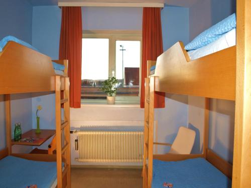 2 Etagenbetten in einem Zimmer mit Fenster in der Unterkunft Junges Hotel Melk in Melk