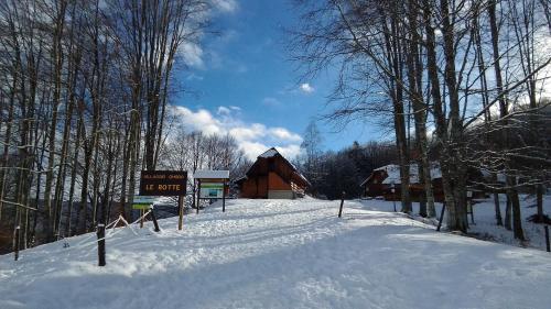 a sign in the snow in front of a barn at Casa Alpago in Spert