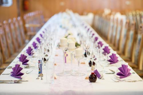 a long table with wine glasses and purple napkins at Retzerlandhof Familie Graf in Zellerndorf