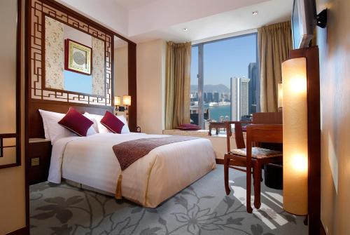 Habitación de hotel con cama, escritorio y ventana en Lan Kwai Fong Hotel - Kau U Fong, en Hong Kong