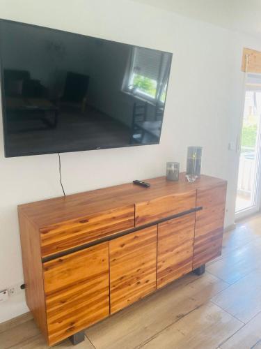 Μια τηλεόραση ή/και κέντρο ψυχαγωγίας στο Apartment Liv for a short break
