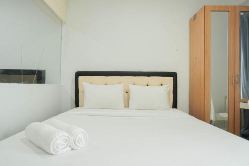 Postel nebo postele na pokoji v ubytování Cozy and Simply Studio Titanium Square Apartment By Travelio
