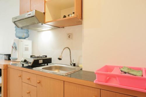 Kuchyň nebo kuchyňský kout v ubytování Cozy and Simply Studio Titanium Square Apartment By Travelio