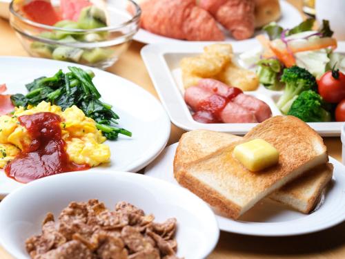 een hoop borden eten op een tafel bij Hotel Abest Happo Aldea in Hakuba