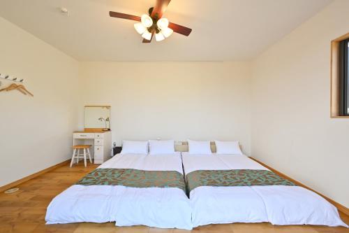 Katil atau katil-katil dalam bilik di 石垣島 villa 7716