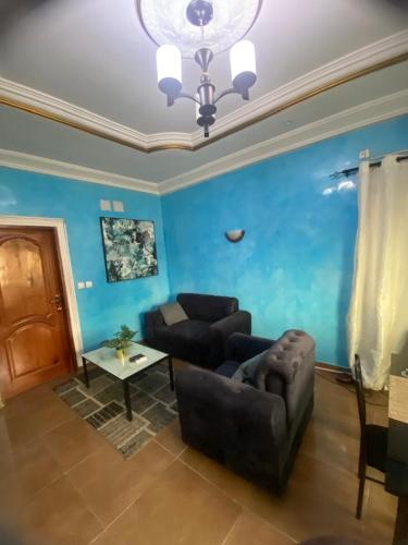 ein Wohnzimmer mit Sofa und Tisch in der Unterkunft Chez Matis in Pointe-Noire