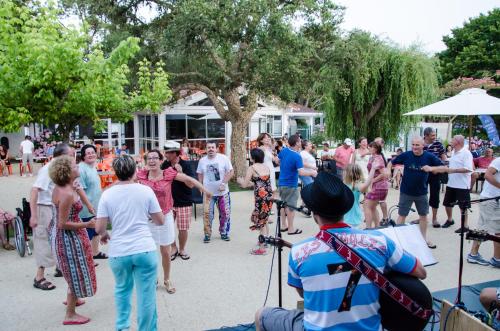 a group of people standing around in a crowd at Cap Océan in Seignosse