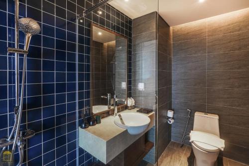 a bathroom with a sink and a toilet at Apec Mandala Mũi Né Resorts & Hotels NN in Phan Thiet