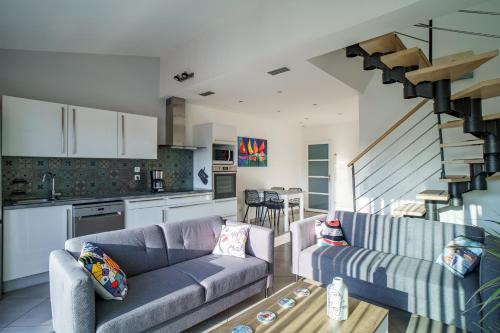 - un salon avec deux canapés et un escalier dans l'établissement La maison près de la mer, à Latour-Bas-Elne