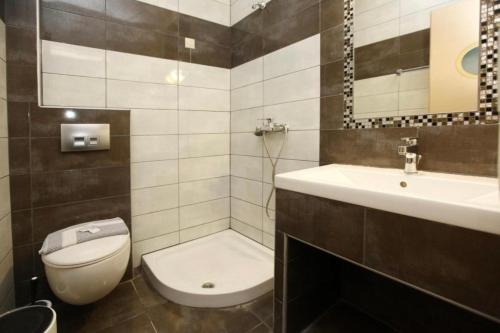 a bathroom with a toilet and a sink at Hotel Mironi and Victoria in Limenas