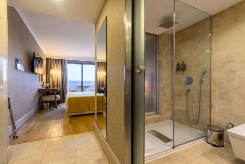 Um banheiro em Ramada by Wyndham Istanbul Grand Bazaar