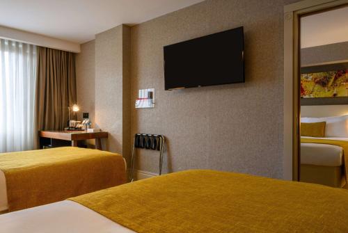 Ramada by Wyndham Istanbul Grand Bazaarにあるベッド