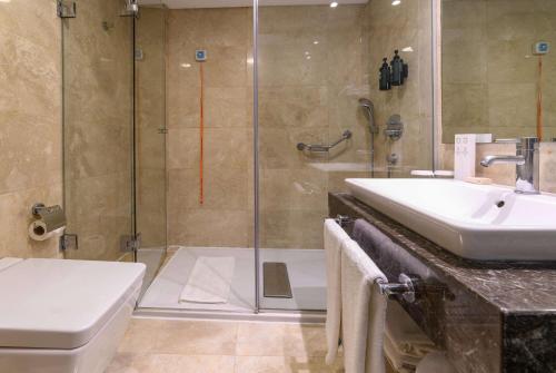 Ramada by Wyndham Istanbul Grand Bazaarにあるバスルーム