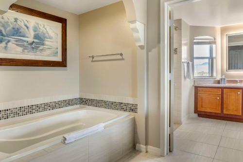 Phòng tắm tại Hilton Grand Vacations Club SeaWorld Orlando