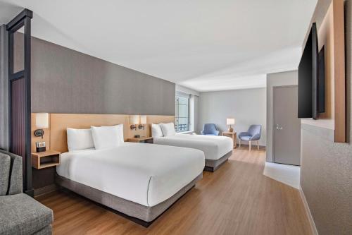 Postel nebo postele na pokoji v ubytování Hyatt Place Riverside Downtown