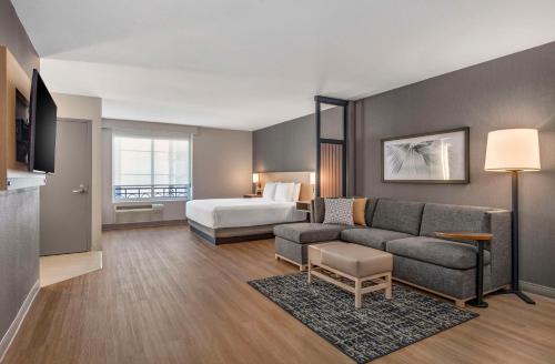 Postel nebo postele na pokoji v ubytování Hyatt Place Riverside Downtown