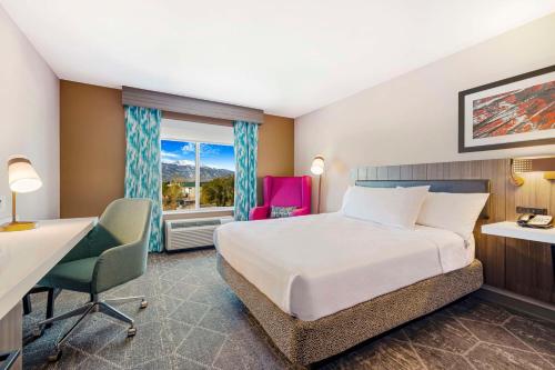 Voodi või voodid majutusasutuse Hilton Garden Inn Colorado Springs Airport toas