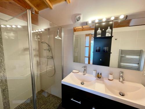 une salle de bain avec un lavabo et une douche dans l'établissement Welcoming chalet with nice garden and terrace, à Lège-Cap-Ferret