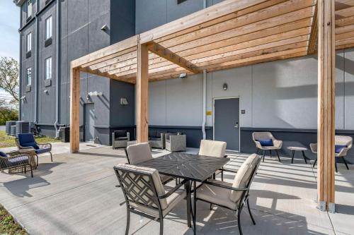 MainStay Suites Georgetown Lexington Northにあるバルコニーまたはテラス