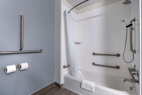 MainStay Suites Georgetown Lexington Northにあるバスルーム