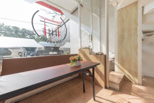 Φωτογραφία από το άλμπουμ του RedDoorz Hostel at Kiara Cozy Kircon Bandung στο Μπαντούνγκ