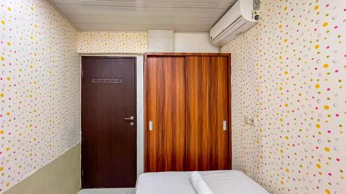 Gallery image of Cozy 2BR at Royal Makassar Apartment By Travelio in Pampang