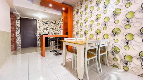 Gallery image of Cozy 2BR at Royal Makassar Apartment By Travelio in Pampang
