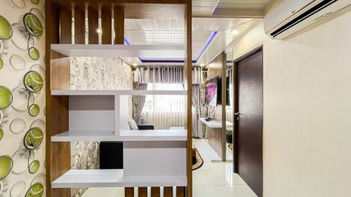 Gallery image of Cozy 2BR at Royal Makassar Apartment By Travelio in Pampang