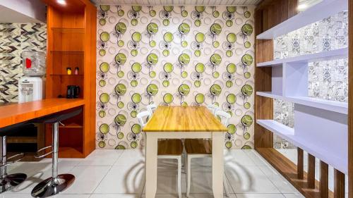 Gallery image of Cozy 2BR at Royal Makassar Apartment By Travelio in Pampang